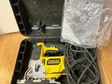 une image représentant une boîte à outils contenant un câble d'alimentation et un outil électrique
