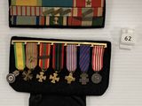 deux médailles militaires sont exposées dans une vitrine posée sur une surface blanche