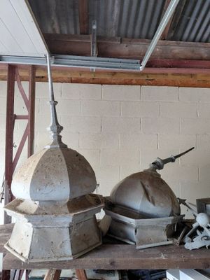 deux lampes posées sur une étagère dans une pièce