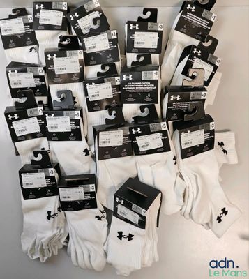 plusieurs paires de chaussettes blanches ornées de croix noires et blanches