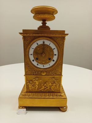 Pendule borne en bronze doré à décor d'angelots ou amours su…