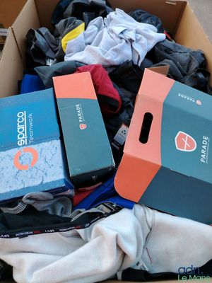 une boîte en carton remplie de vêtements et une paire de chaussures