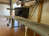 une machine qui se trouve à l'intérieur d'un bâtiment