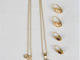 un ensemble de bijoux comprenant un collier, une bague et une bague