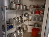 de nombreuses casseroles et poêles sur les étagères de la cuisine