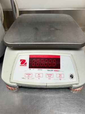 une image d'une balance numérique sur une table