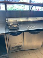 1 tour réfrigéré en inox à 4 portes avec saladette intégrée … (photo 2)