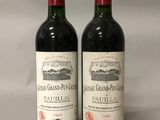 deux bouteilles de vin rouge posées l'une à côté de l'autre sur une table