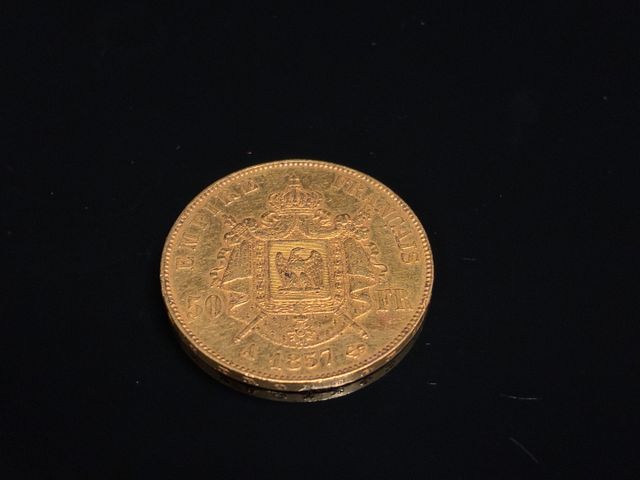 Une pièce de monnaie en or à valeur faciale de cinquante francs (...