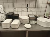 beaucoup d'assiettes et de bols sur le plan de travail de la cuisine
