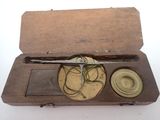 une petite boîte en bois contenant une paire de ciseaux