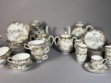 de nombreux types de tasses et soucoupes pour le thé et le café