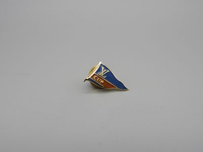 Louis Vuitton, 1 pins Louis Vuitton Cup, figurant un drapeau