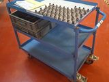 un chariot bleu sur lequel se trouvent tout un tas d'objets