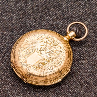 une montre de poche en or sur laquelle figure le portrait d'une femme