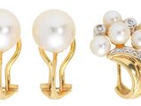 deux paires de boucles d'oreilles en perles et diamants