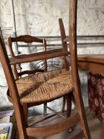 Lot comprenant 1 petite table à pieds galbés, 2 chaises dépa… (photo 5)