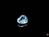 gros plan d'un diamant bleu sur une surface noire