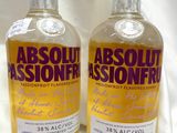 deux bouteilles de vodka Abssonfr posées l'une à côté de l'autre