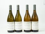 trois bouteilles de vin sont alignées sur une surface blanche