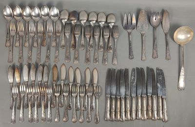 de nombreuses cuillères et fourchettes disposées sur la table