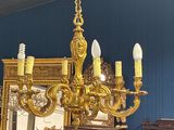 un lustre suspendu au plafond d'une pièce