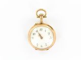une montre de poche en or avec un cadran blanc sur fond blanc