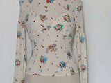 le haut d'un mannequin orné d'un motif floral