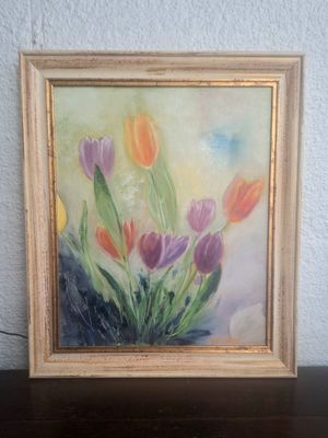 une peinture à l'huile représentant des tulipes posées sur une table devant un mur blanc