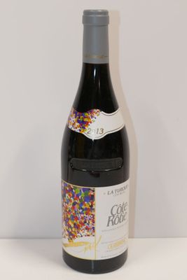 la bouteille de vin, parsemée de paillettes, est posée sur une table