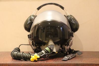 un casque muni d'un micro, posé sur une table