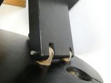 un gros plan sur un meuble posé sur une table