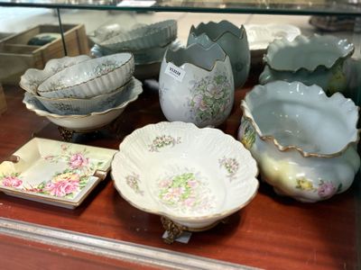 une vitrine contenant une sélection de vaisselle ancienne