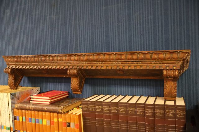 Console murale en bois sculpté de frises et acanthes