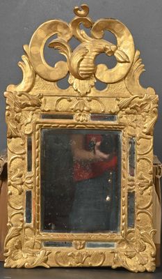 un miroir posé sur une table, dans lequel on voit un autre miroir