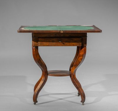 Travailleuse en placage d'acajou formant table à jeux à plat…