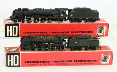 trois petits trains miniatures empilés les uns sur les autres sur une surface blanche