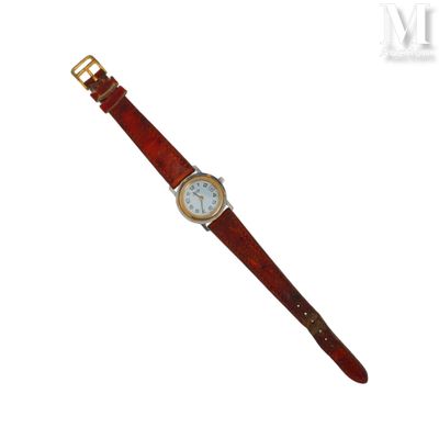 une image d'un gros plan d'une montre-bracelet sur un fond blanc
