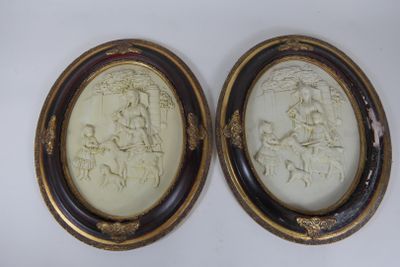 paire de camées anciens en ivoire sculpté représentant deux hommes et une femme
