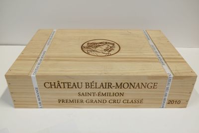 La boîte est en bois et porte un logo.