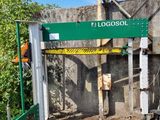 un panneau vert et blanc apposé sur le mur d'un immeuble