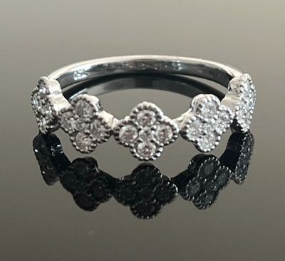 gros plan d'une bague en diamant sur une surface noire