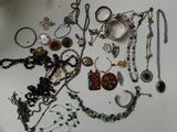 une table sur laquelle sont posés des bijoux