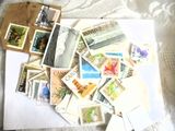 une pile de timbres posée sur une feuille de papier