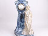 une horloge bleue et blanche posée sur une table