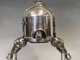 une statue d'éléphant en argent posée sur un plateau en argent