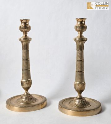paire de chandeliers anciens en laiton sur fond blanc