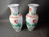 deux vases posés côte à côte sur une table
