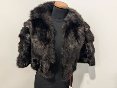 une veste en fourrure noire sur un mannequin, mannequin, mannequin, mannequin, mannequin, mannequin, mannequin, mannequin, manne