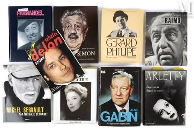 un grand nombre de livres posés sur une table